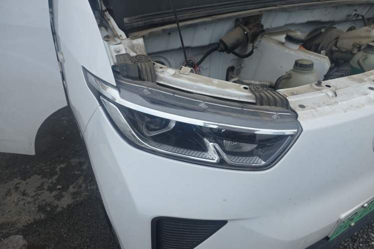 Used Wuling Yangguang 2024 300KM Comfort Version Passenger Van 75kW Right Front Headlight