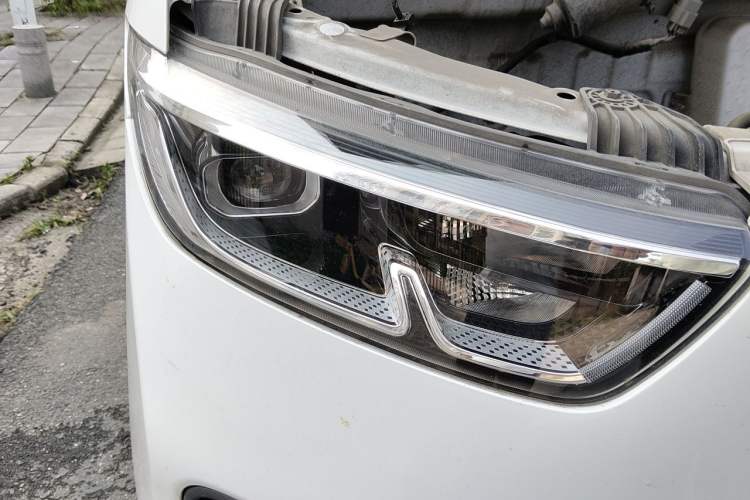 Used Wuling Yangguang 2024 300KM Comfort Version Passenger Van 75kW Right Front Headlight