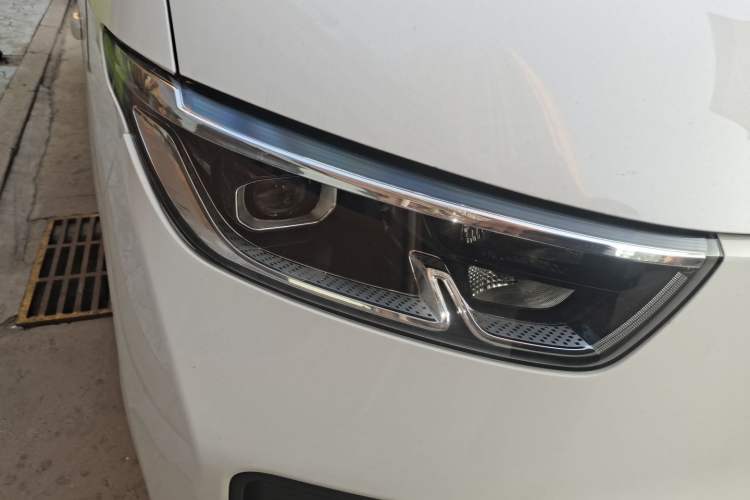 Used Wuling Yangguang 2024 300KM Comfort Version Passenger Van 75kW Right Front Headlight