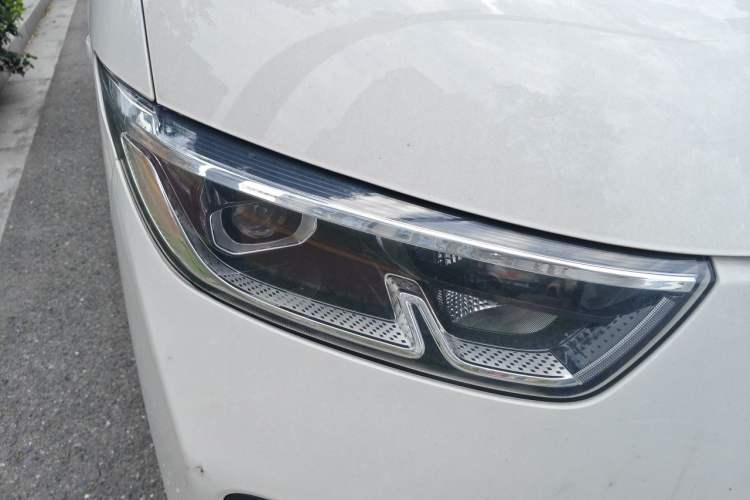Used Wuling Yangguang 2024 300KM Comfort Version Passenger Van 75kW Right Front Headlight