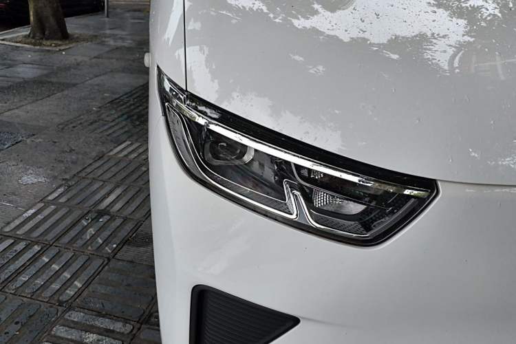 Used Wuling Yangguang 2024 300KM Comfort Version Passenger Van 75kW Right Front Headlight
