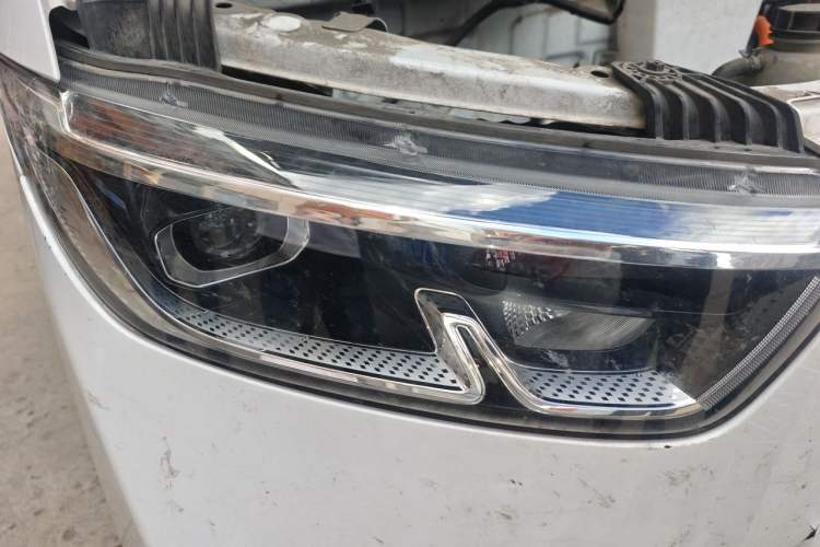 Used Wuling Yangguang 2024 300km Range Practical Window-Sealed Version 60kW Right Front Headlight