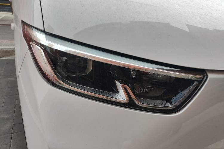 Used Wuling Yangguang 2024 300km Comfort-Grade Passenger Van 60kW Right Front Headlight