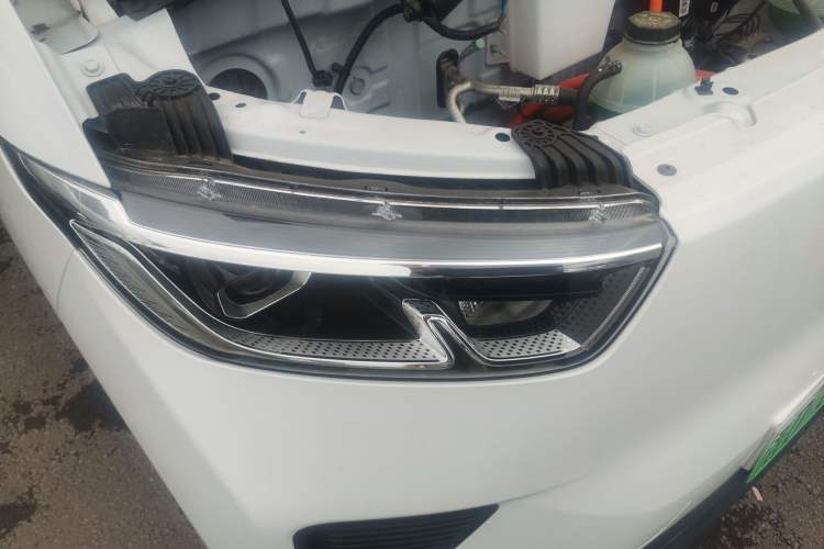 Used Wuling Yangguang 2024 300km Comfort-Grade Passenger Van 60kW Right Front Headlight