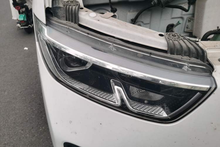 Used Wuling Yangguang 2024 300KM Comfort Version Passenger Van 75kW Right Front Headlight