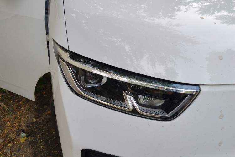 Used Wuling Yangguang 2024 300KM Comfort Version Passenger Van 75kW Right Front Headlight