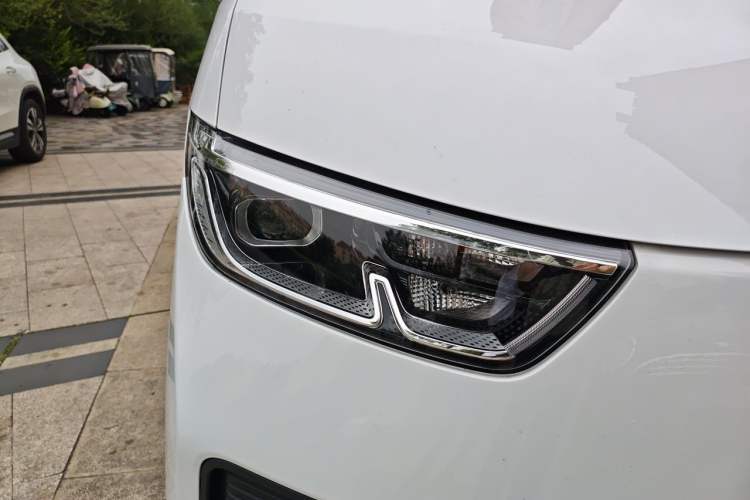 Used Wuling Yangguang 2024 300KM Comfort Version Passenger Van 75kW Right Front Headlight