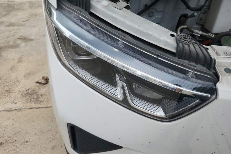 Used Wuling Yangguang 2024 300km Range Practical Window-Sealed Version 60kW Right Front Headlight