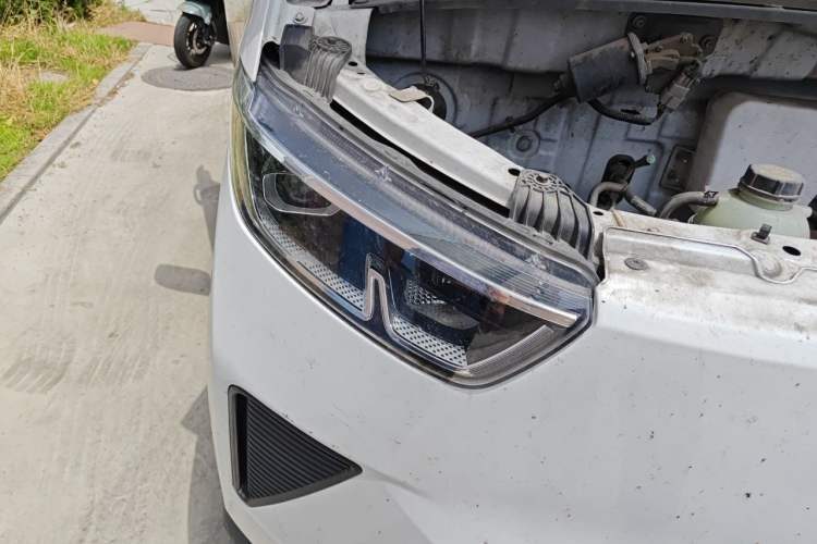 Used Wuling Yangguang 2024 300KM Comfort Version Passenger Van 75kW Right Front Headlight