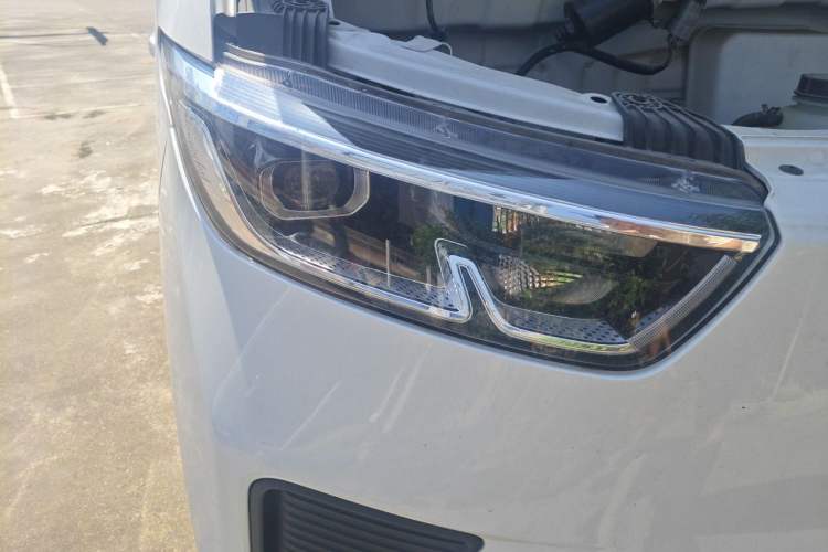 Used Wuling Yangguang 2024 300km Comfort-Grade Passenger Van 60kW Right Front Headlight