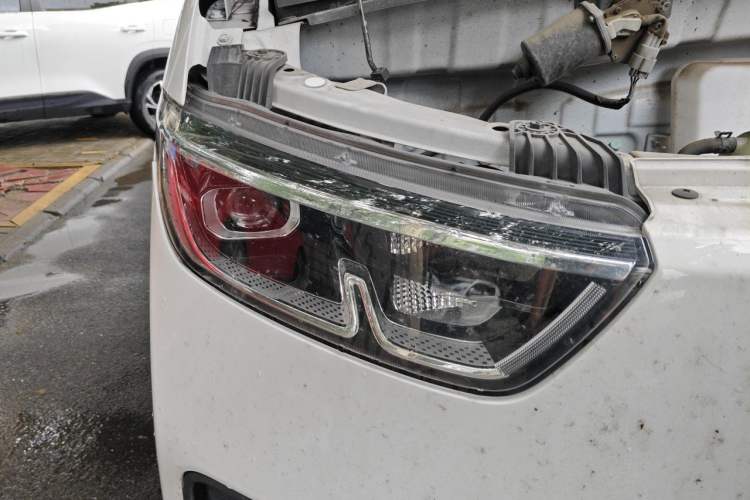 Used Wuling Yangguang 2024 300KM Comfort Version Passenger Van 75kW Right Front Headlight