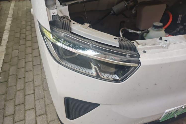 Used Wuling Yangguang 2024 300km Comfort-Grade Passenger Van 60kW Right Front Headlight
