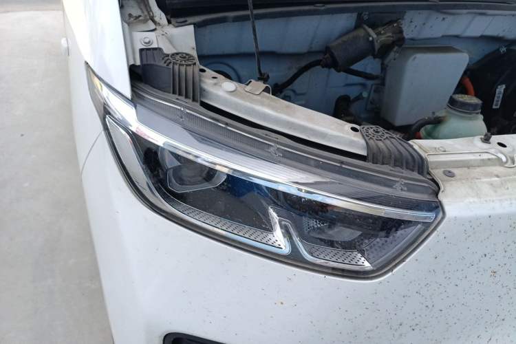 Used Wuling Yangguang 2024 300KM Comfort Version Passenger Van 75kW Right Front Headlight