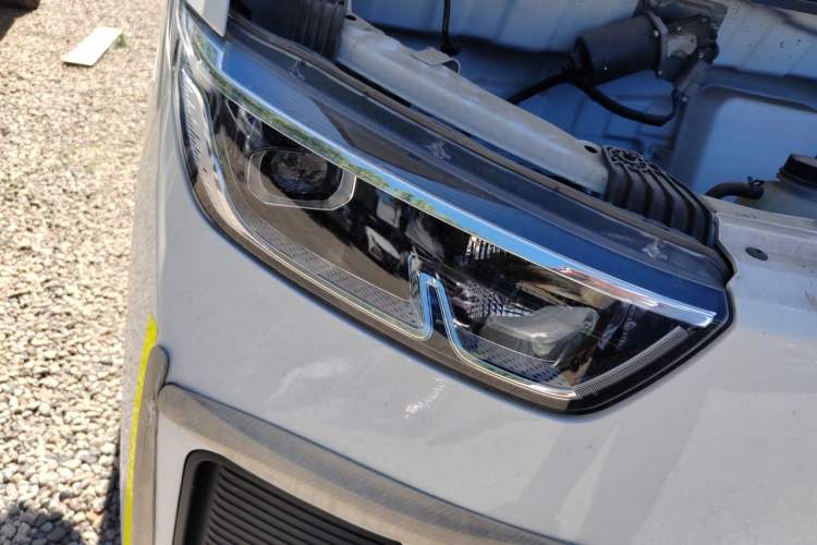 Used Wuling Yangguang 2024 300km Comfort-Grade Passenger Van 60kW Right Front Headlight
