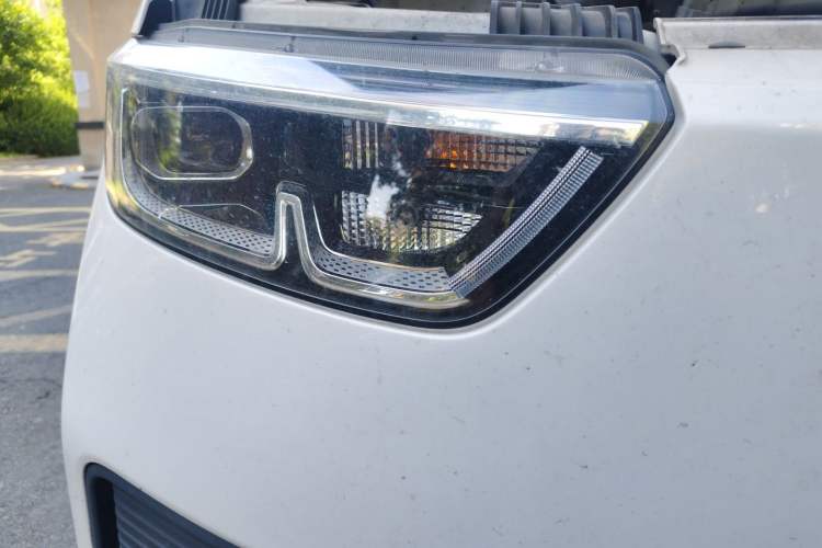Used Wuling Yangguang 2024 300km Comfort Version with Sealed Windows 60kW Right Front Headlight