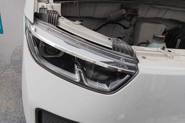 Used Wuling Yangguang 2024 300km Range Practical Window-Sealed Version 60kW Right Front Headlight