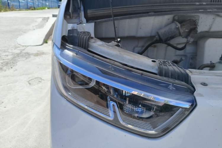 Used Wuling Yangguang 2024 300km Comfort-Grade Passenger Van 60kW Right Front Headlight