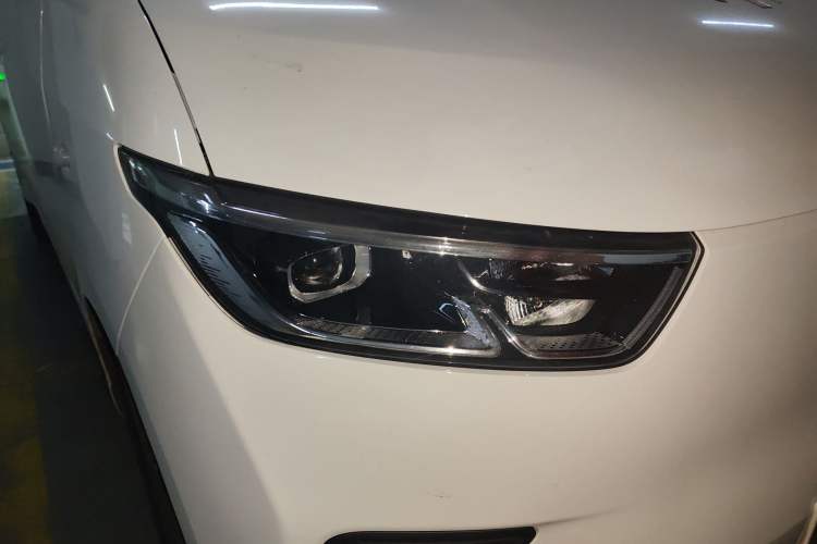 Used Wuling Yangguang 2024 300KM Comfort Version Passenger Van 75kW Right Front Headlight
