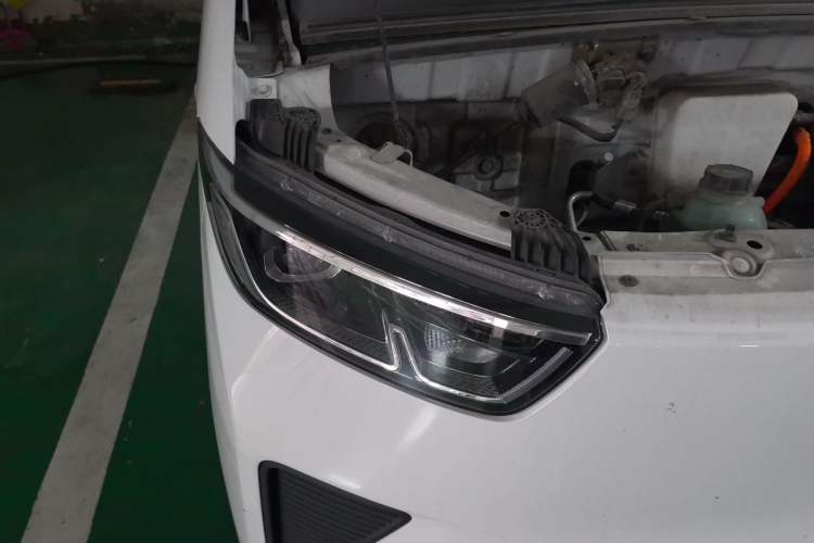 Used Wuling Yangguang 2024 300km Comfort Version with Sealed Windows 60kW Right Front Headlight
