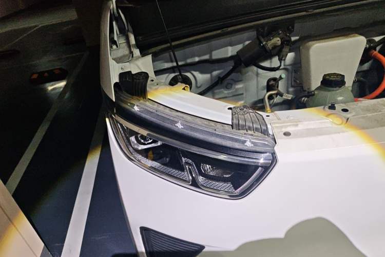 Used Wuling Yangguang 2024 300KM Comfort Version Passenger Van 75kW Right Front Headlight