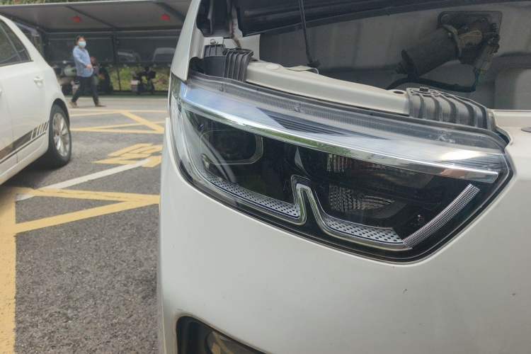 Used Wuling Yangguang 2024 300km Comfort Version with Sealed Windows 60kW Right Front Headlight