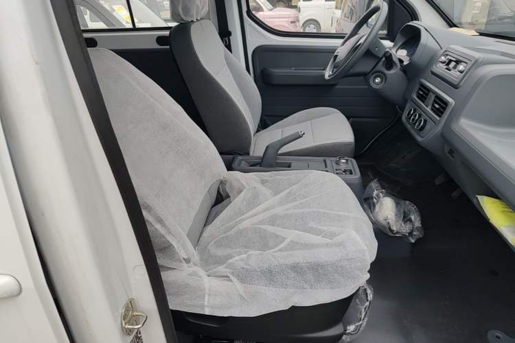 Used Wuling Yangguang 2024 300KM Comfort Version Passenger Van 75kW Right Front Seat