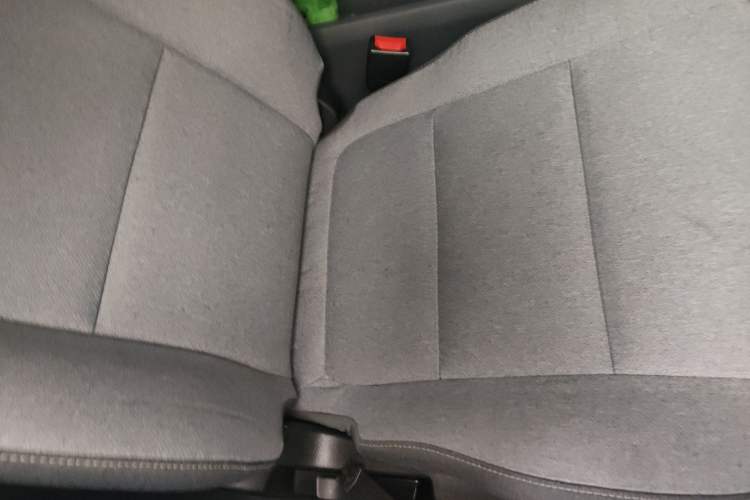Used Wuling Yangguang 2024 300km Comfort-Grade Passenger Van 60kW Right Front Seat