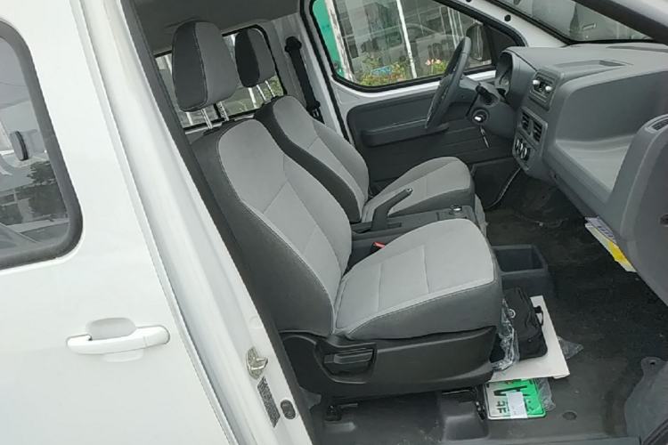 Used Wuling Yangguang 2024 300KM Comfort Version Passenger Van 75kW Right Front Seat