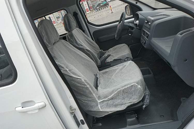 Used Wuling Yangguang 2024 300KM Comfort Version Passenger Van 75kW Right Front Seat