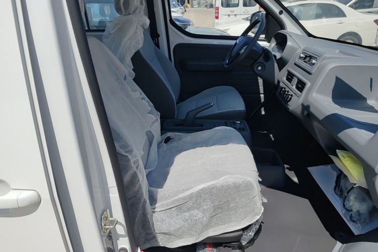 Used Wuling Yangguang 2024 300KM Comfort Version Passenger Van 75kW Right Front Seat