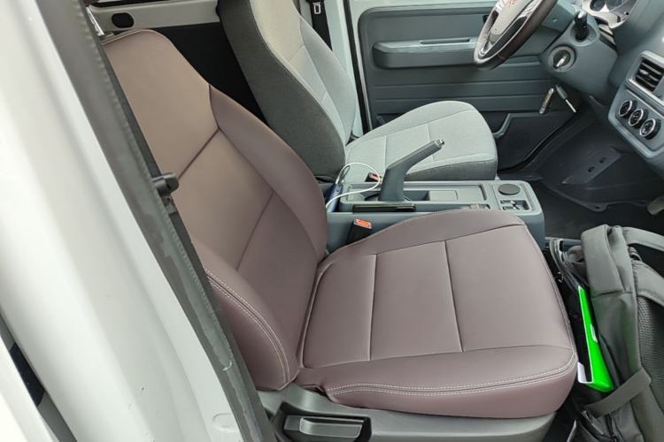 Used Wuling Yangguang 2024 300KM Comfort Version Passenger Van 75kW Right Front Seat