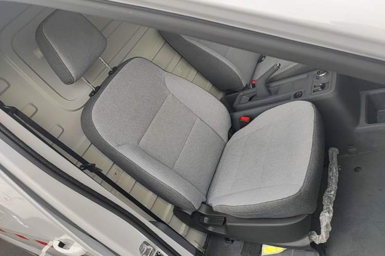 Used Wuling Yangguang 2024 300km Range Practical Window-Sealed Version 60kW Right Front Seat
