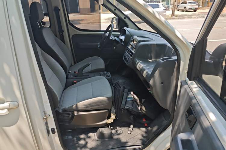 Used Wuling Yangguang 2024 300KM Comfort Version Passenger Van 75kW Right Front Seat