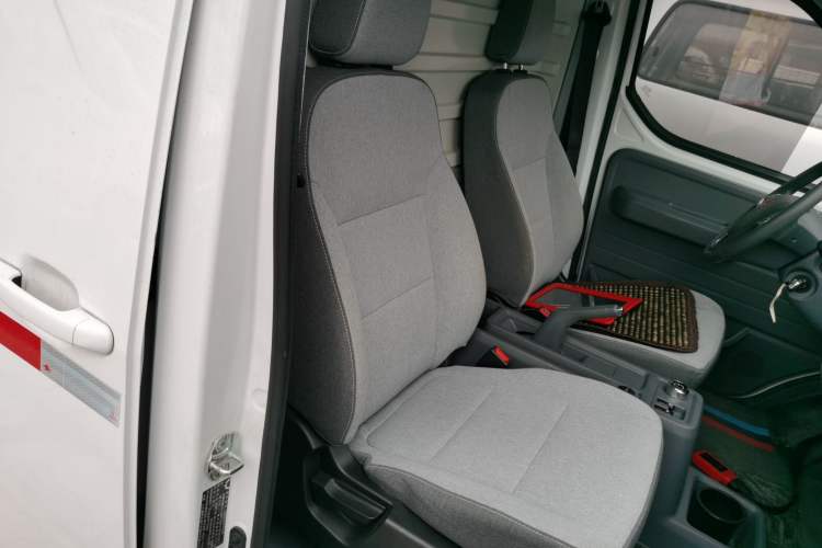Used Wuling Yangguang 2024 300km Comfort Version with Sealed Windows 60kW Right Front Seat