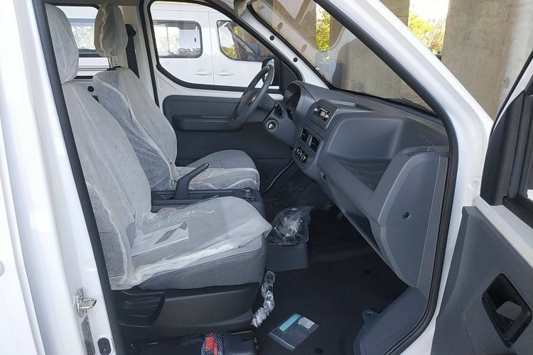 Used Wuling Yangguang 2024 300KM Comfort Version Passenger Van 75kW Right Front Seat