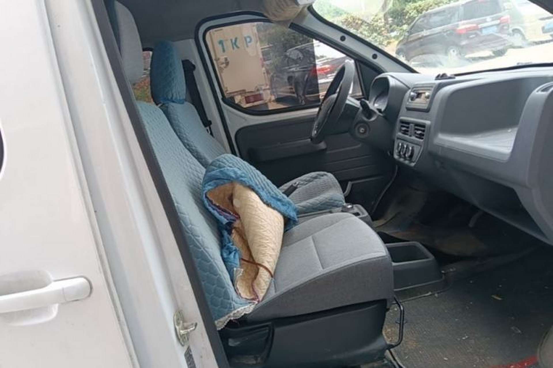 Used Wuling Yangguang 2024 300KM Comfort Version Passenger Van 75kW Right Front Seat