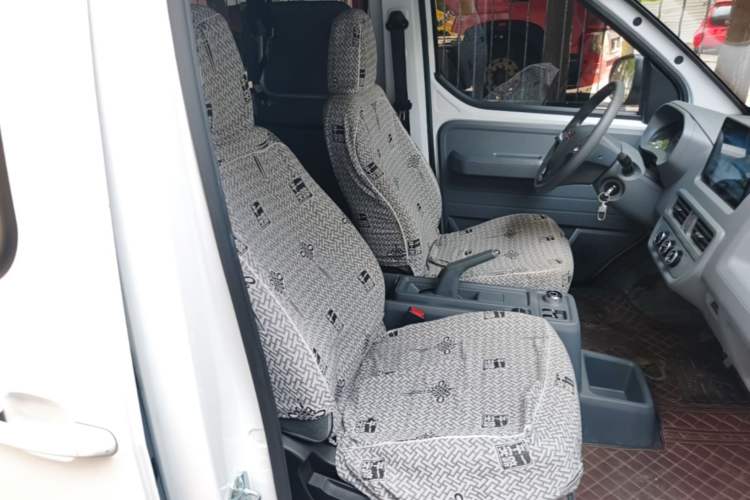 Used Wuling Yangguang 2024 300KM Comfort Version Passenger Van 75kW Right Front Seat