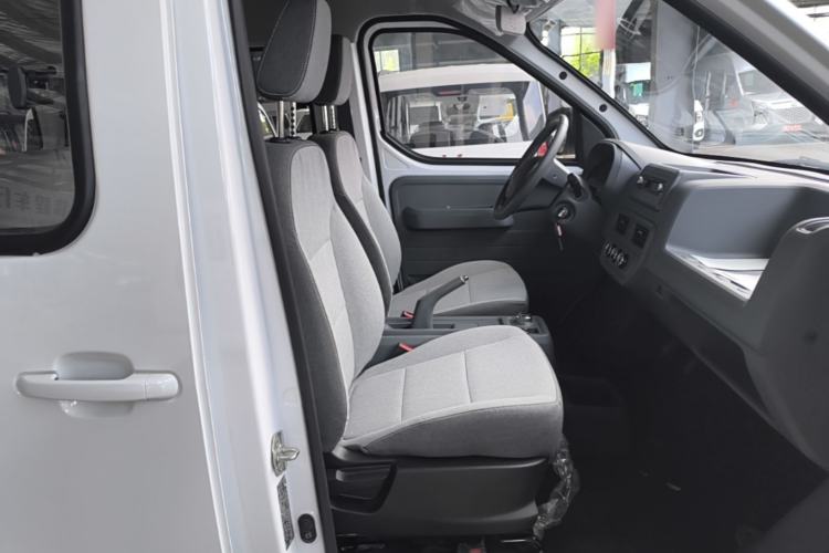 Used Wuling Yangguang 2024 300KM Comfort Version Passenger Van 75kW Right Front Seat