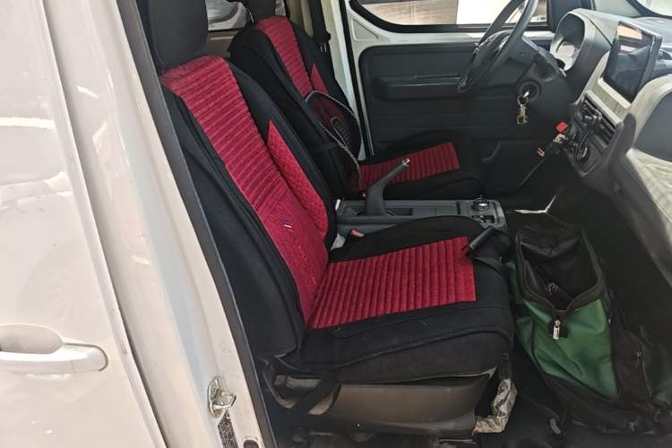 Used Wuling Yangguang 2024 300KM Comfort Version Passenger Van 75kW Right Front Seat
