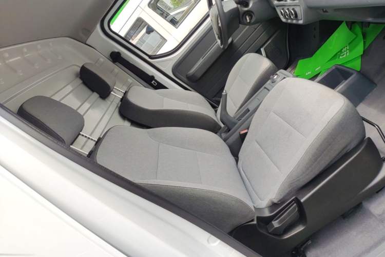 Used Wuling Yangguang 2024 300km Comfort Version with Sealed Windows 75kW Right Front Seat
