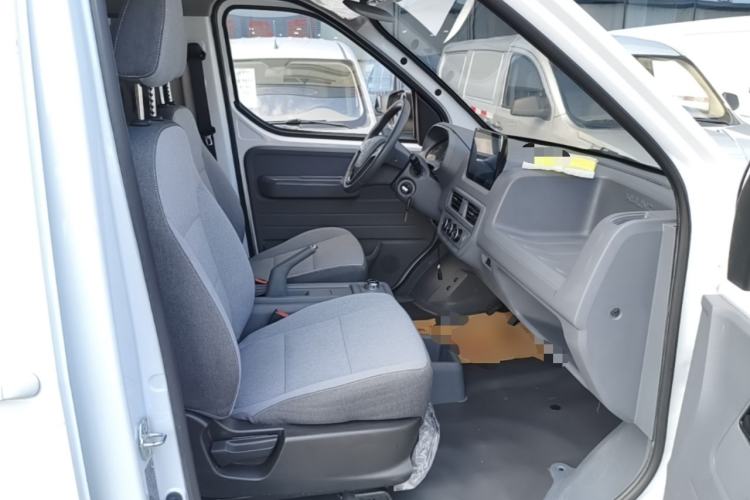Used Wuling Yangguang 2024 300KM Comfort Version Passenger Van 75kW Right Front Seat