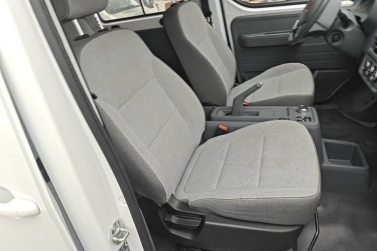 Used Wuling Yangguang 2024 300KM Comfort Version Passenger Van 75kW Right Front Seat