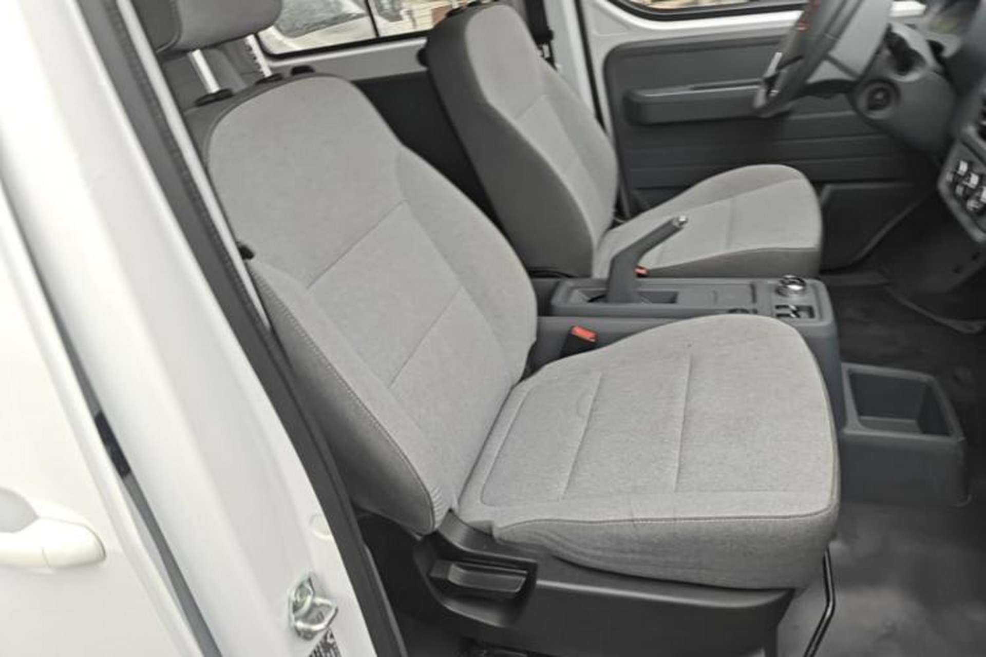 Used Wuling Yangguang 2024 300KM Comfort Version Passenger Van 75kW Right Front Seat