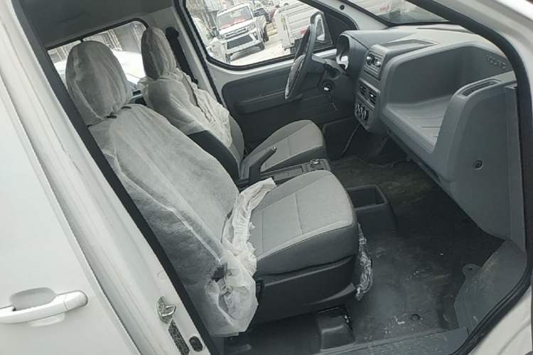 Used Wuling Yangguang 2024 300KM Comfort Version Passenger Van 75kW Right Front Seat