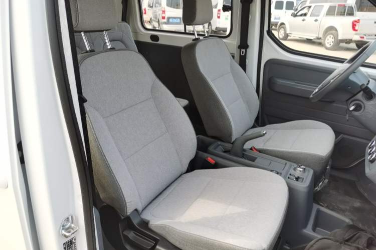 Used Wuling Yangguang 2024 300KM Comfort Version Passenger Van 75kW Right Front Seat