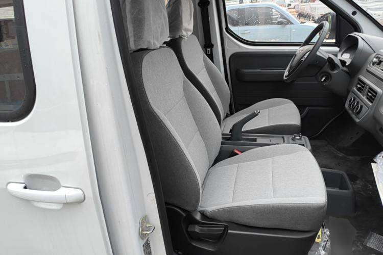 Used Wuling Yangguang 2024 300KM Comfort Version Passenger Van 75kW Right Front Seat