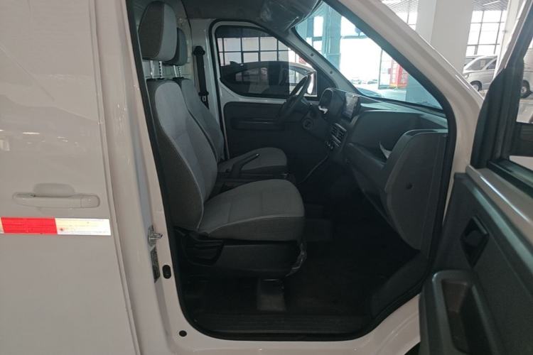 Used Wuling Yangguang 2024 300km Comfort Version with Sealed Windows 60kW Right Front Seat