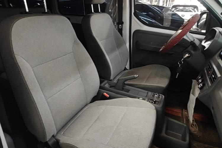 Used Wuling Yangguang 2024 300KM Comfort Version Passenger Van 75kW Right Front Seat