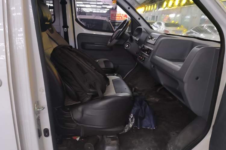 Used Wuling Yangguang 2024 300KM Comfort Version Passenger Van 75kW Right Front Seat