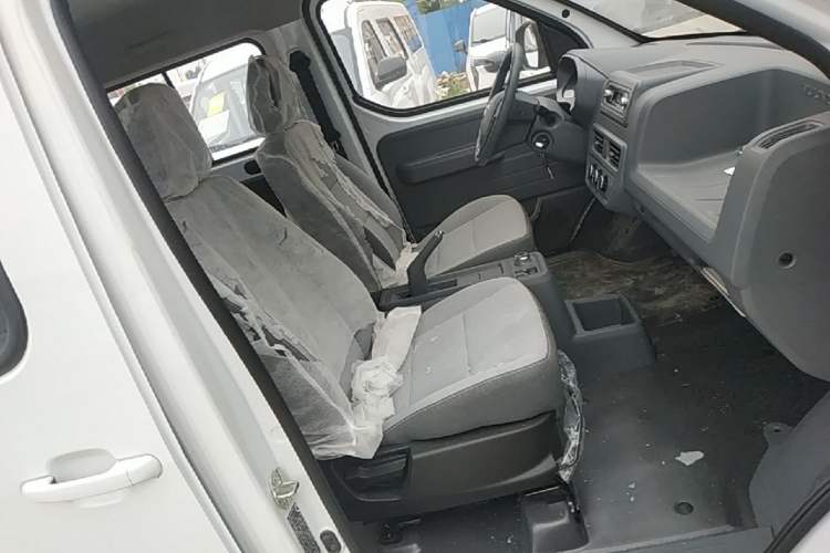 Used Wuling Yangguang 2024 300KM Comfort Version Passenger Van 75kW Right Front Seat